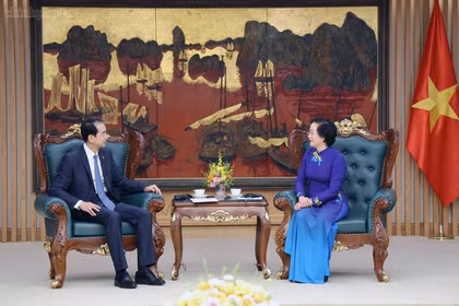 La viceprimera ministra vietnamita Pham Thi Thanh Tra se reúne con el embajador chino He Wei. (Foto: chinhphu.vn)