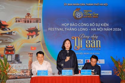 Le Thi Anh Mai, subdirectora delDepartamento de Cultura, Deportes y Turismo de Hanoi durante una conferencia de prensa celebrada el 20 de agosto. (Foto: VNA)