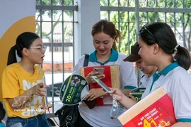 Los jóvenes buscan información de trabajo. (Foto: VNA)