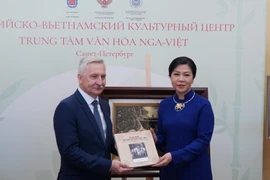 Ngo Phuong Ly, esposa del secretario general del Partido Comunista de Vietnam To Lam, presenta al Centro la serie de libros "Ho Chi Minh y Vietnam: la amistad con Rusia". (Foto: VNA)