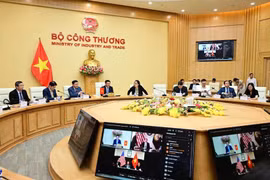 El ministro de Industria y Comercio, jefe de la delegación negociadora de Vietnam, Nguyen Hong Dien, mantiene una conversación telefónica con el representante comercial de Estados Unidos, Jamieson L. Greer. (Fuente: VNA)