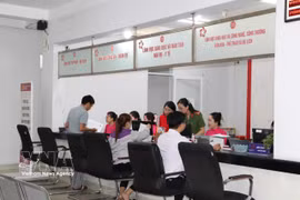 El Centro de Administración Pública del barrio de Di An, Ciudad Ho Chi Minh, presta servicio a la población el 1 de julio. Foto: VNA