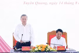 El secretario general del Partido Comunista de Vietnam, To Lam, habla en una sesión de trabajo con el Buró Ejecutivo del Comité Provincial del Partido de Tuyen Quang. (Foto: VNA)