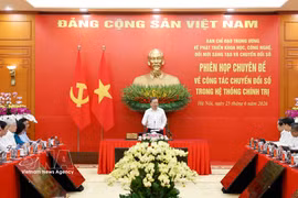El secretario general del Partido Comunista y presidente de Vietnam, To Lam, presidió la sesión temática sobre transformación digital en el sistema político, el 25 de junio de 2026. Foto: VNA