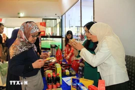 Los consumidores argelinos visitan un stand de los productos vietnamitas. (Foto: VNA)