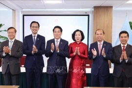 El presidente Luong Cuong y su esposa con funcionarios de agencias representativas vietnamitas en Estados Unidos. (Foto: VNA)