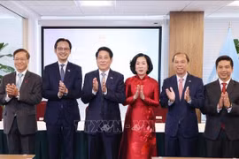 El presidente Luong Cuong y su esposa con funcionarios de agencias representativas vietnamitas en Estados Unidos. (Foto: VNA)