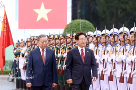El secretario general del Partido Comunista de Vietnam y presidente de la República, To Lam, y el presidente de Corea del Sur, Lee Jae Myung, pasan revista a la guardia de honor. Foto:VNA