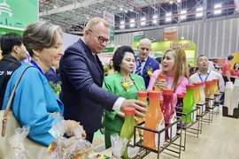 La empresa presenta productos a los visitantes. (Fuente: VNA)