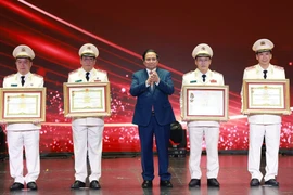 El primer ministro Pham Minh Chinh entrega certificados de mérito a colectivos e individuales destacados. (Fuente: VNA)