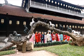 Niños visitan una exposición de esculturas en el Templo de la Literatura. (Foto: Baoanhvietnam)