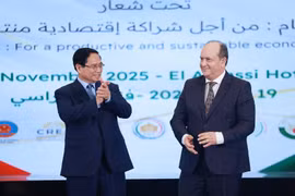 El primer ministro de Vietnam, Pham Minh Chinh, y su homólogo anfitrión, Sifi Ghrieb, en el Foro Económico Vietnam–Argelia. (Foto: VNA)