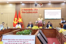 El viceprimer ministro Nguyen Hoa Binh trabaja ​​con los líderes de la provincia de Quang Ngai, el Ministerio de Industria y Comercio y los organismos pertinentes en la implementación del Proyecto del Centro Nacional de Refinación Petrolera y Energía en la Zona Económica de Dung Quat. (Fuente: Periódico del Gobierno)