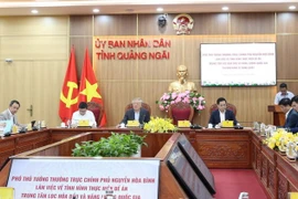 El viceprimer ministro Nguyen Hoa Binh trabaja ​​con los líderes de la provincia de Quang Ngai, el Ministerio de Industria y Comercio y los organismos pertinentes en la implementación del Proyecto del Centro Nacional de Refinación Petrolera y Energía en la Zona Económica de Dung Quat. (Fuente: Periódico del Gobierno)