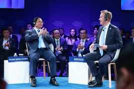  Primer ministro traza camino de Vietnam en el diálogo político del FEM