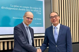 Jean-Yves Bertucci, presidente de la Cámara de lo Contencioso del Tribunal de Cuentas francés, y el subjefe de la Auditoría Estatal de Vietnam, Bui Quoc Dung. (Fuente: VNA)