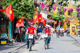 Recorren por bicicleta en la ciudad antigua de Hoi An. (Fuente: VNA)