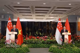 Durante su visita oficial a Singapur, el secretario general del Partido, To Lam, y el primer ministro singapurense y secretario general del Partido de Acción Popular (PAP), Lawrence Wong, anunciaron la elevación de las relaciones bilaterales a una asociación estratégica integral en una rueda de prensa tras sus conversaciones el 12 de marzo de 2025. (Foto: VNA)