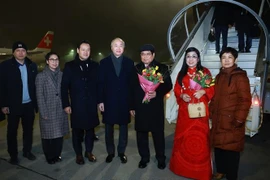 Funcionarios de la Embajada de Vietnam en Suiza reciben al primer ministro Pham Minh Chinh y a su esposa en el aeropuerto de Zúrich. (Foto: VNA)