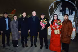 Funcionarios de la Embajada de Vietnam en Suiza reciben al primer ministro Pham Minh Chinh y a su esposa en el aeropuerto de Zúrich. (Foto: VNA)