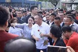 El exprimer ministro tailandés Thaksin Shinawatra, condenado por delitos graves, fue liberado de la prisión central de Klong Prem en Bangkok el 11 de mayo. (Foto: Xinhua/VNA)