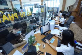 Recepción y procesamiento de expedientes en el Centro de Servicios de la Administración Pública de la provincia de Bac Binh. (Foto de ilustración: VNA)