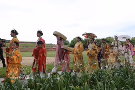 Desfile de trajes tradicionales vietnamitas en Hue 2026 
