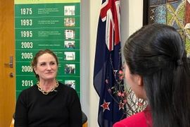 La embajadora de Wellington en Hanoi, Caroline Rachel Beresford, responde a la entrevista. (Foto: VNA)