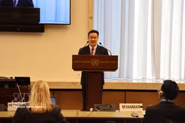 El embajador Mai Phan Dung, jefe de la Misión Permanente de Vietnam ante la Organización de las Naciones Unidas (ONU), la Organización Mundial del Comercio (OMC) y otras organizaciones internacionales en Ginebra, habla en la reunión. (Foto: VNA)