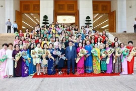 El primer ministro Pham Minh Chinh con científicas e ingenieras en la Conferencia de la Red de Mujeres Científicas e Ingenieras de Asia y el Pacífico en octubre de 2024. (Fuente: VNA)