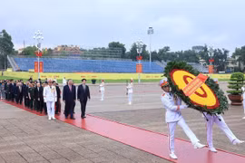 Una delegación de dirigentes y exdirigentes del Partido y Estado rinde homenaje al Presidente Ho Chi Minh en su Mausoleo. (Fuente: VNA)