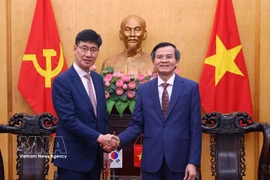 El profesor asociado y doctor Doan Minh Huan, miembro del Buró Político del Partido Comunista de Vietnam y director de la Academia Nacional de Política Ho Chi Minh, y Na Ki Hong, director general de Samsung Vietnam. (Foto: VNA) 