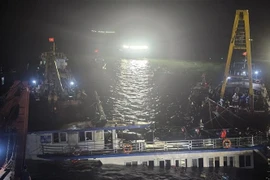 A las 2:00 horas del 20 de julio, las autoridades bombearon el agua del barco para remolcarlo de vuelta a la tierra. (Foto: VNA)