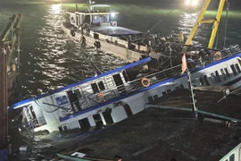 A las 1:30 horas, el barco turístico 48 QN-7105 fue rescatado prácticamente a la superficie. (Foto: VNA)