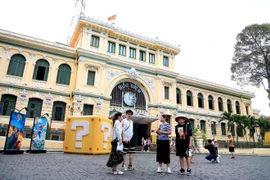 La oficina de correos de Ciudad Ho Chi Minh es una famosa atracción turística que atrae a multitud de visitantes. (Foto: VNA)