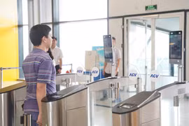 Los pasajeros facturan a través de la aplicación VneID en el Aeropuerto Internacional de Noi Bai. (Foto: Vietnam+)