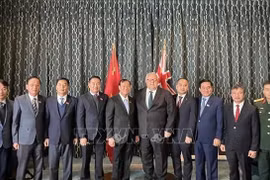 El presidente de la Cámara de Representantes neozelandesa, Gerry Brownlee (quinto desde la derecha), y la delegación de la Comisión de Defensa Nacional, Seguridad y Asuntos Exteriores de la Asamblea Nacional de Vietnam. Foto: VNA