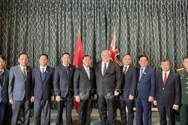 El presidente de la Cámara de Representantes neozelandesa, Gerry Brownlee (quinto desde la derecha), y la delegación de la Comisión de Defensa Nacional, Seguridad y Asuntos Exteriores de la Asamblea Nacional de Vietnam. Foto: VNA