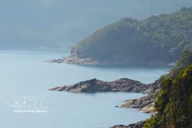 Sumérjase en la cautivadora belleza de la bahía de Lang Co 
