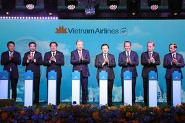 El secretario general del Partido Comunista de Vietnam, To Lam, y otros delegados ofician la ceremonia para anunciar la ruta aérea directa Hanói-Moscú de Vietnam Airlines. (Foto: VNA)