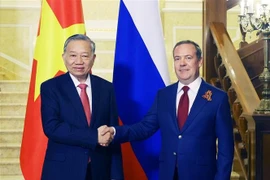 El secretario general del Partido Comunista de Vietnam (PCV), To Lam, y Dmitry Medvédev, presidente del partido Rusia Unida y vicepresidente del Consejo de Seguridad de la Federación Rusa. (Fuente: VNA)