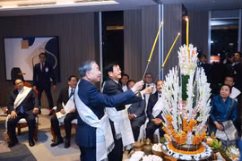 El secretario general del Partido Comunista de Vietnam, To Lam, y el secretario general del Partido Popular Revolucionario de Laos y presidente del, Thongloun Sisoulith, realizan la tradicional ceremonia laosiana de atar la muñeca el 5 de febrero. Foto: VNA