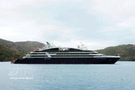 El crucero de lujo Le Jacques Cartier en el puerto de Ben Dam, Con Dao. Foto: VNA