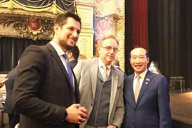 El ministro y presidente de Valonia, Adrien Dolimont; el primer ministro belga, Bart De Weve; y el embajador de Vietnam en Bélgica, Nguyen Van Thao. (Foto: VNA)