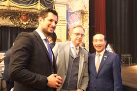 El ministro y presidente de Valonia, Adrien Dolimont; el primer ministro belga, Bart De Weve; y el embajador de Vietnam en Bélgica, Nguyen Van Thao. (Foto: VNA)
