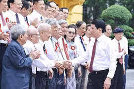 El presidente de Vietnam, Luong Cuong, se encuentra con periodistas veteranos y destacados del país. (Fuente: VNA)