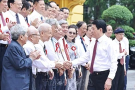El presidente de Vietnam, Luong Cuong, se encuentra con periodistas veteranos y destacados del país. (Fuente: VNA)