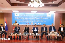 Bui Xuan Tu (segundo desde la izquierda), corresponsal en jefe de la Agencia Vietnamita de Noticias (VNA), presenta sobre la VNA en el evento. (Foto: VNA)
