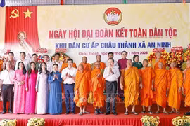 El presidente de la Asamblea Nacional, Tran Thanh Man, con delegados. (Foto: VNA)