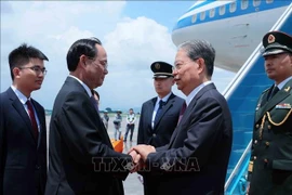 Tran Quang Phuong, vicepresidente de la Asamblea Nacional de Vietnam, recibe al miembro del Comité Permanente del Buró Político y presidente del Comité Permanente de la Asamblea Popular Nacional de China, Zhao Leji, en el aeropuerto internacional de Noi Bai. (Foto: VNA)